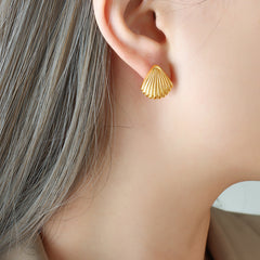 Shell-Motif Pendant Necklace & Earrings