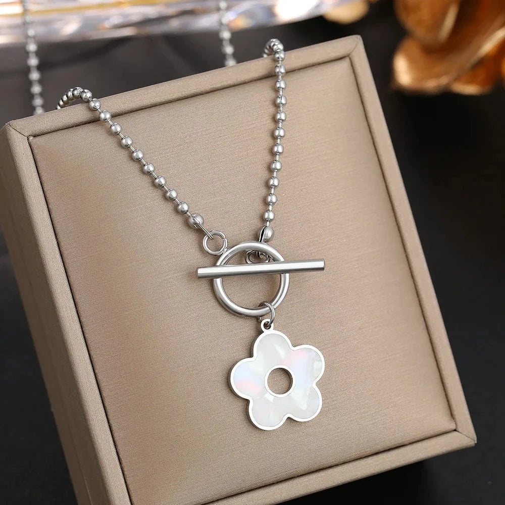 Floral Shell Open Clasp Necklace - Veinci