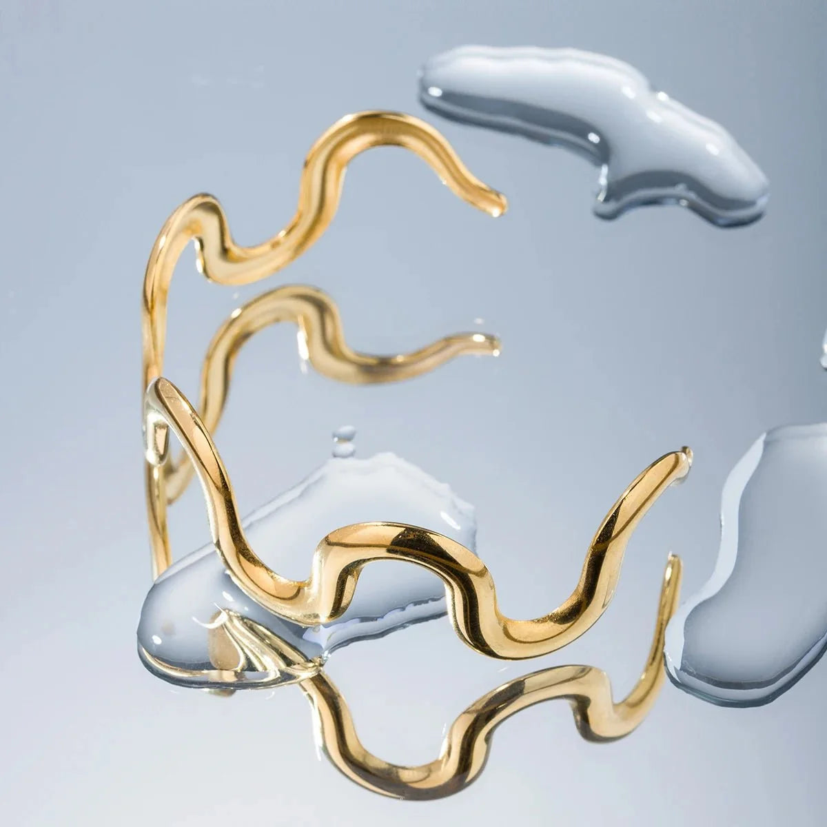 Gold Wavy Statement Bracelet and Necklace - Veinci