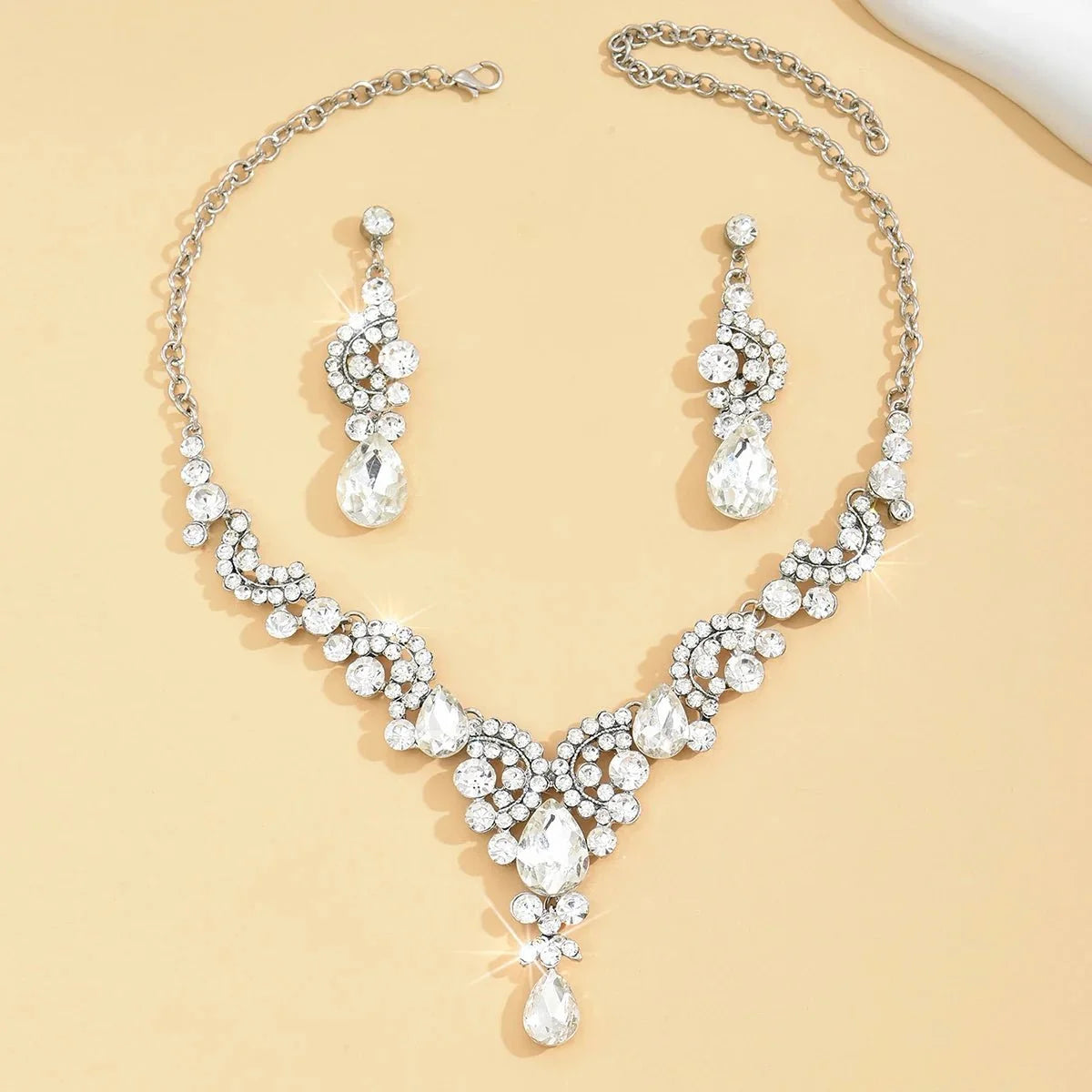 Rounded Diamond Glammer Necklace and Earrings Set - Veinci