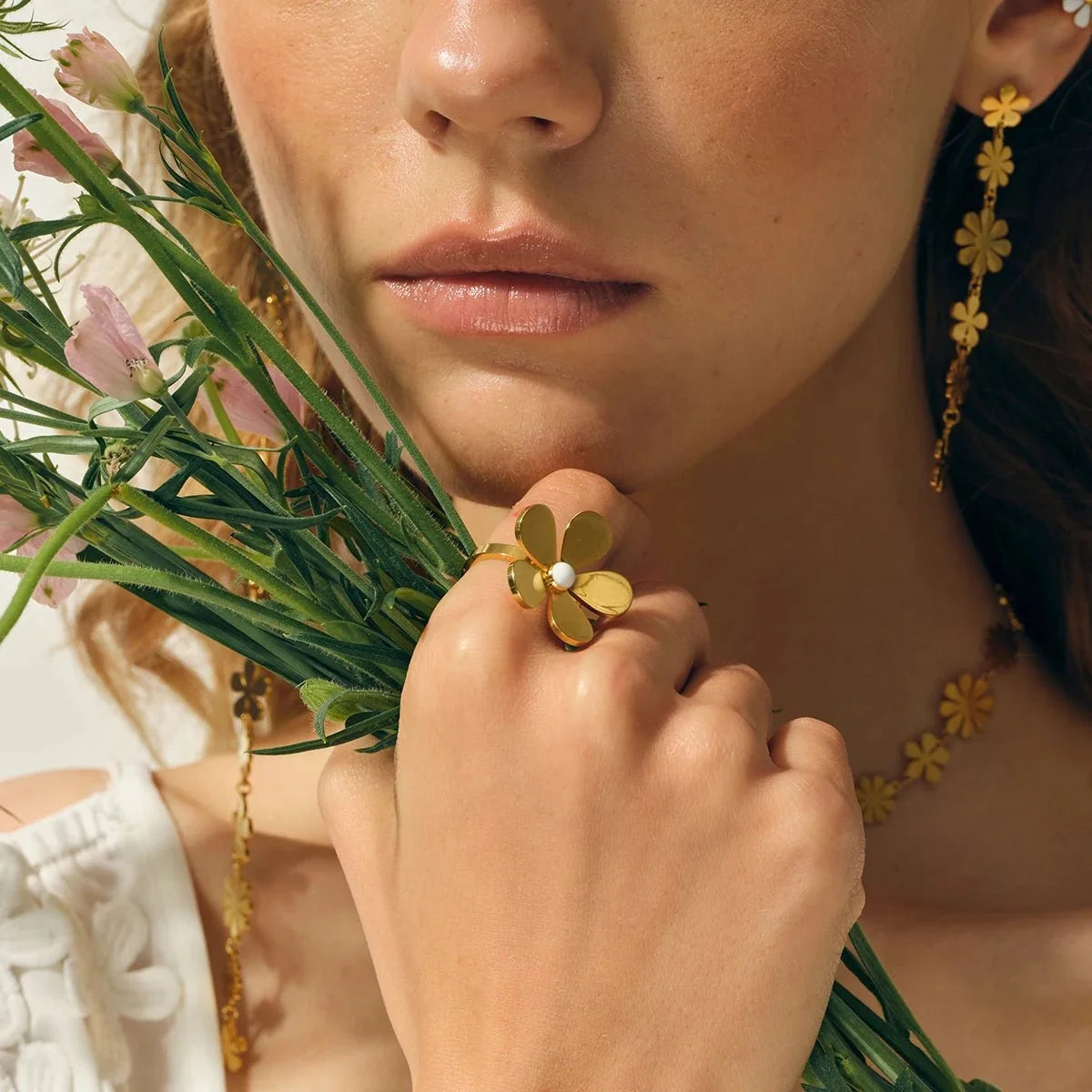 18k Dainty Daisy Floral Ring - Veinci