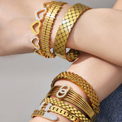 18K Gold-Plated Heart Detail Cuff Bracelet
