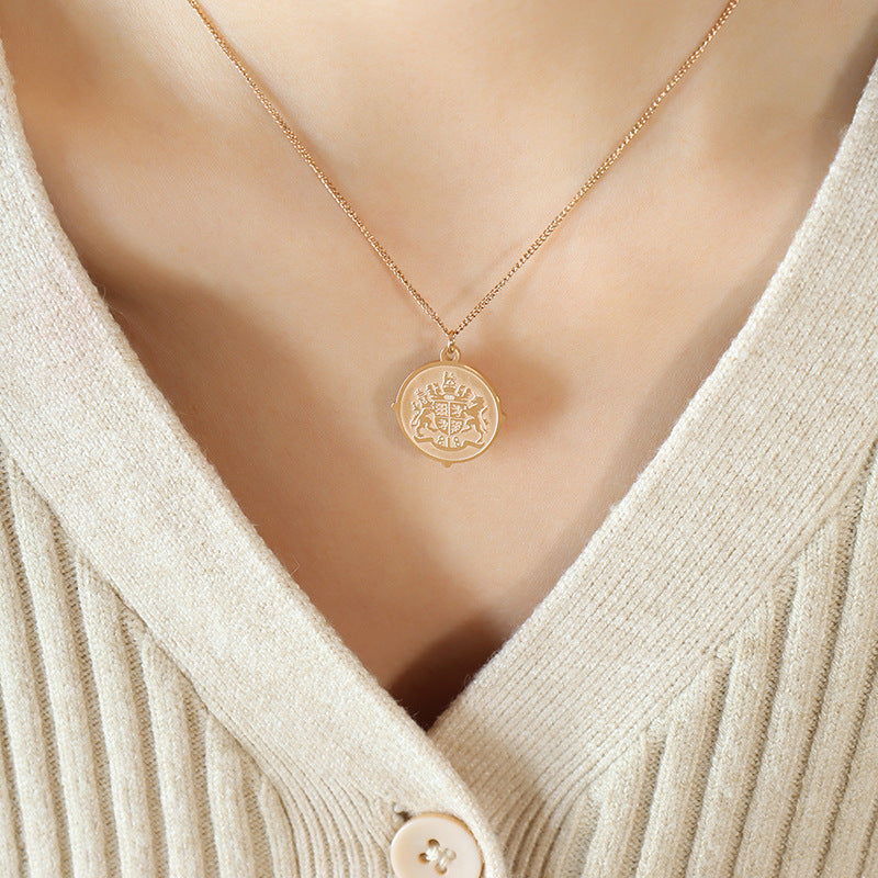 Ornate Round Motif Pendant Necklace