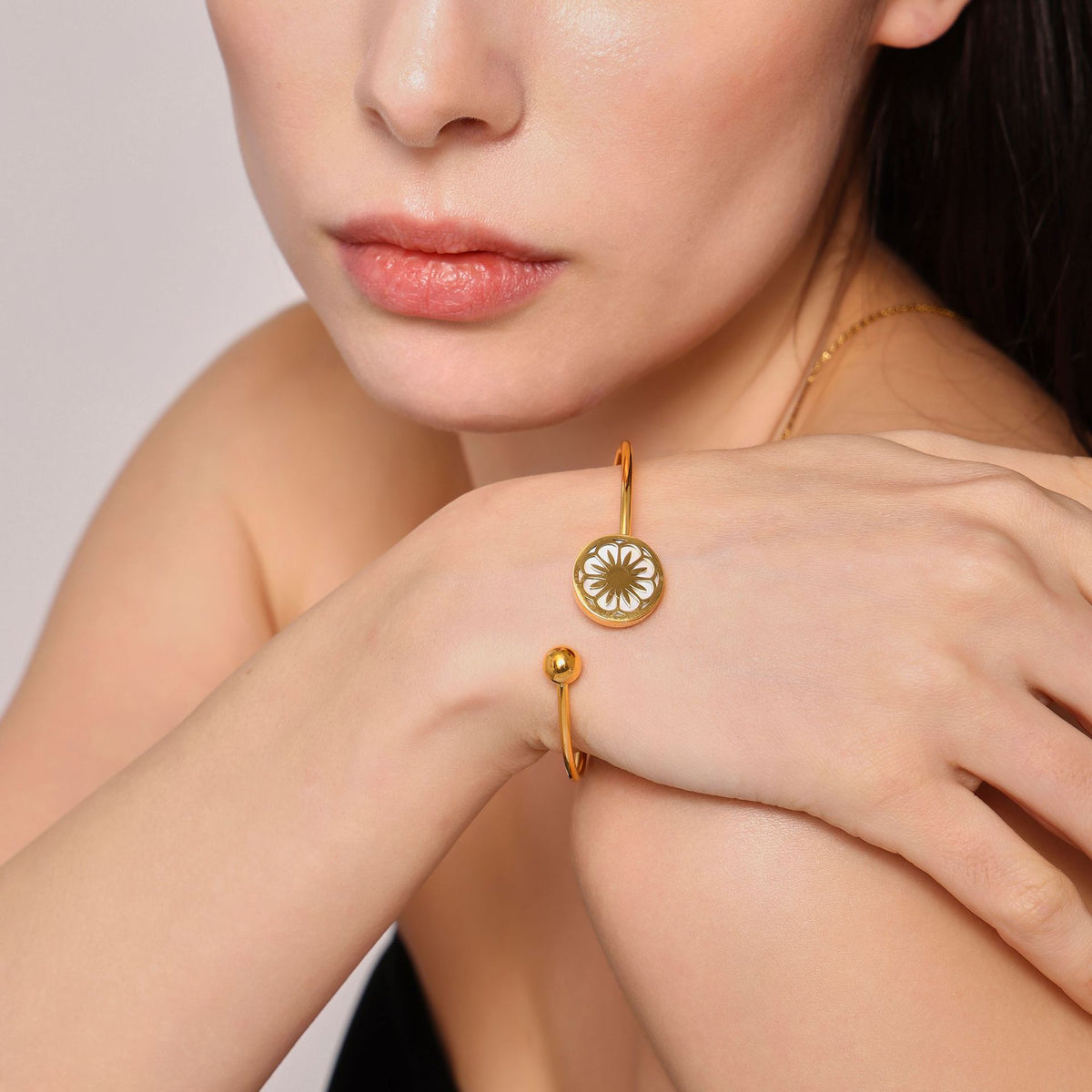 Shell Accent Daisy Open Cuff