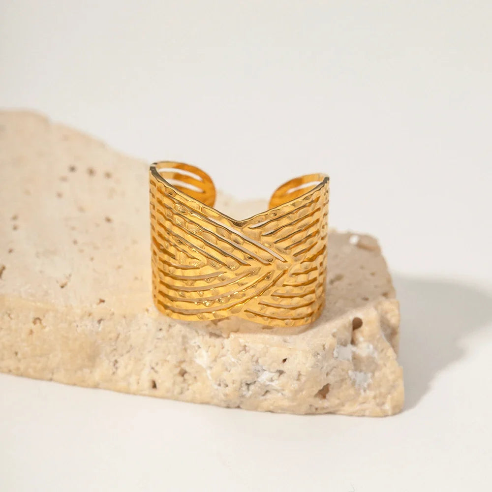 18K Elegant Wide Triangular Connect Ring