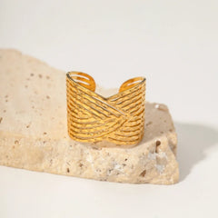 18K Elegant Wide Triangular Connect Ring