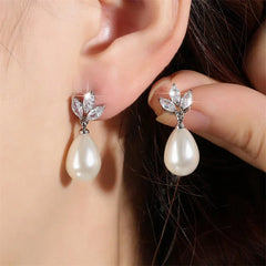 Dainty Diamond Leaf Pearl Earrings - Veinci