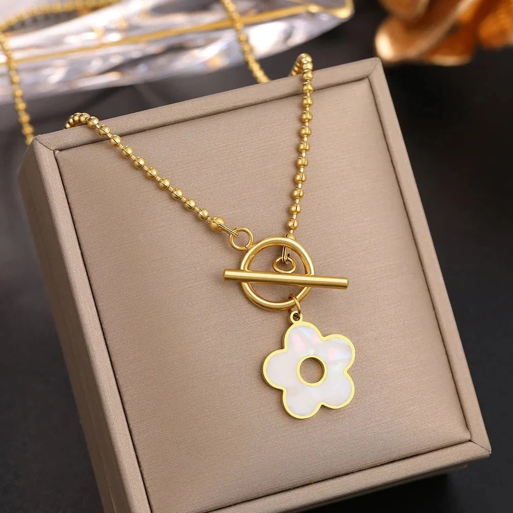 Floral Shell Open Clasp Necklace - Veinci